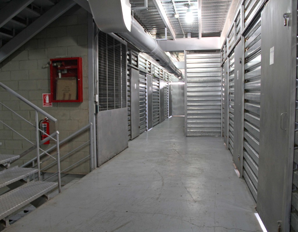 Pasillo de depósitos con escalera y sistema contra incendios