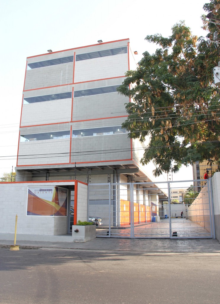 Fachada del edificio de Minialmacenes Oriente