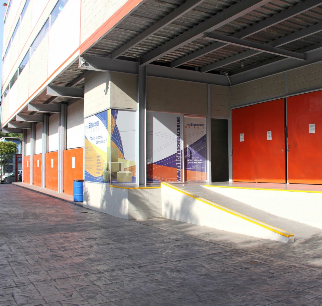 Entrada de Minialmacenes Oriente en Colinas del Neverí